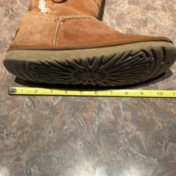 UGG classic shearling lined boots - Picture 14 of 14